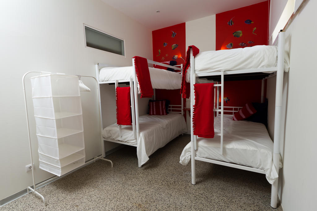 Hotel Turismo Do Seculo Estoril Pokoj fotografie Hostel room in Madrid, Spain